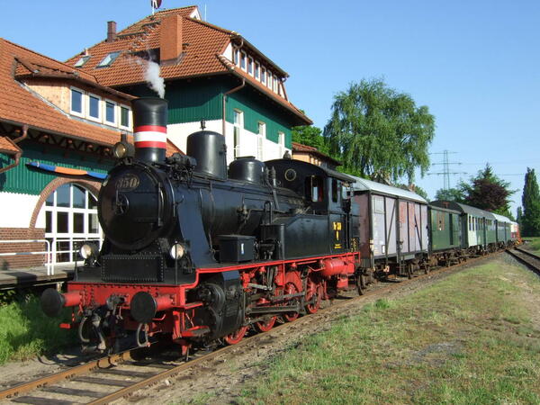 Bild vergr&ouml;&szlig;ern: Das Foto zeigt die Museumseisenbahn Karoline am Geesthachter Bahnhof, die historische Dampflokomotive der Arbeitsgemeinschaft Geesthachter Eisenbahn.