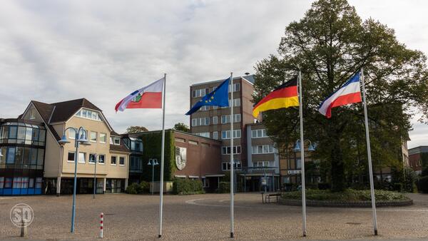 Dies ist ein Foto vom Geesthachter Rathaus, vor dem die vier Fahnen wehen.