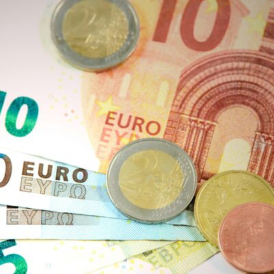 Bild vergr&ouml;&szlig;ern: Dies ist ein Symbolfoto zum Thema Geld mit Euro-Banknoten 
und M&uuml;nzen.