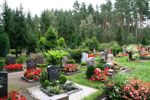 Waldfriedhof Gr&auml;ber