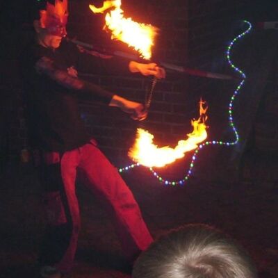 Fackel-Philipp tritt beim Feuerfest auf