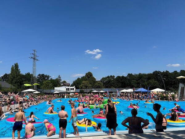 Bild vergr&ouml;&szlig;ern: 1_Poolparty