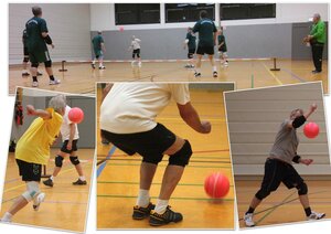 Eine Bildcollage, die Senioren beim Prellballspiel in einer Turnhalle zeigt. Das obere Hauptbild zeigt zwei Teams auf beiden Seiten einer niedrigen Leine. Darunter befinden sich drei kleinere Ausschnitte, die Spieler in Aktion beim Prellen des roten Balls mit der Faust oder dem Unterarm zeigen. Die Spieler tragen Sportkleidung und Knieschoner.