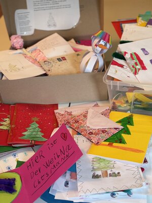 Bild vergr&ouml;&szlig;ern: Eine Schachtel mit vielen verschiedenen Arten von Weihnachtsgr&uuml;&szlig;e-Karten.