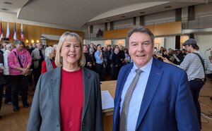 Bild vergr&ouml;&szlig;ern: Christina Backs und Olaf Schulze begr&uuml;&szlig;en &uuml;ber 250 G&auml;ste beim Neujahrsempfang vor einer gro&szlig;en Menschenmenge.