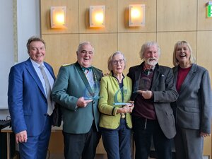 Bild vergr&ouml;&szlig;ern: F&uuml;nf Personen halten Auszeichnungen vor einer Wand: B&uuml;rgermeister Olaf Schulze, Christine Backs und die Preistr&auml;ger.