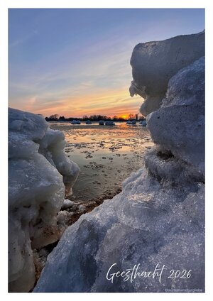 Bild vergr&ouml;&szlig;ern: Nahaufnahme von vereisten Eisberg am Elbufer mit Blick auf eine teilweise zugefrorene Wasserfl&auml;che und einen Sonnenuntergang im Hintergrund