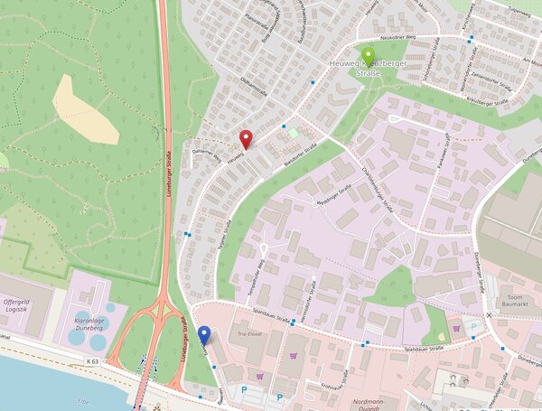 Stadtplanausschnitt eines Wohngebiets mit drei farbigen Stecknadel-Markierungen. Eine rote Nadel markiert einen Punkt im &raquo;Heuweg&laquo;. Eine gr&uuml;ne Nadel befindet sich nord&ouml;stlich davon im Bereich &raquo;Am krummen Redder&laquo; nahe einer Gr&uuml;nanlage. Eine blaue Nadel markiert einen Standort im S&uuml;den an der Kreuzung &raquo;Heuweg&laquo; und &raquo;W&auml;rderstra&szlig;e&laquo;, nahe der Auffahrt zur L&uuml;neburger Stra&szlig;e (B 404).