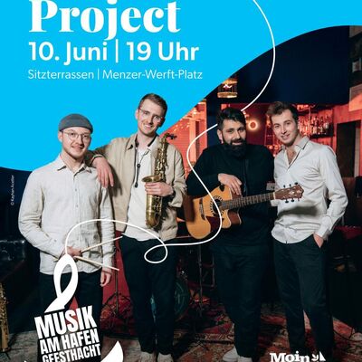 Veranstaltungsplakat &raquo;Musik am Hafen Geesthacht&laquo;. Konzert der Band &raquo;Main Project&laquo; am 10. Juni um 19 Uhr an den Sitzterrassen, Menzer-Werft-Platz. Das Foto zeigt die vier Bandmitglieder mit ihren Instrumenten (Saxophon, Gitarre, Schlagzeugst&ouml;cke). Der Eintritt ist kostenlos.
