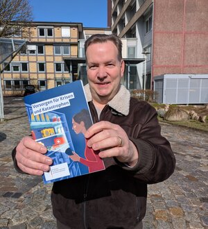 Bild vergr&ouml;&szlig;ern: Brosch&uuml;re Krisen und Katastrophen