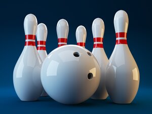 Eine gl&auml;nzende, wei&szlig;e Bowlingkugel liegt im Zentrum vor einer Gruppe von sechs klassisch wei&szlig;en Bowlingpins mit roten Streifen auf einem dunkelblauen Hintergrund.