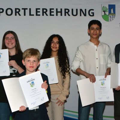 Bild vergr&ouml;&szlig;ern: Auch in der Disziplin Karate sind Geesthachter Sportlerinnen und Sportler 2025 sehr erfolgreich gewesen: Andzhelina Dimitrova, Oliver G&ouml;tz, Mariam Dahmash, Umer Dahmash und Daniel Jos&eacute; Solino Pedro (von links).