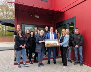 Symbolische Schl&uuml;ssel&uuml;bergabe