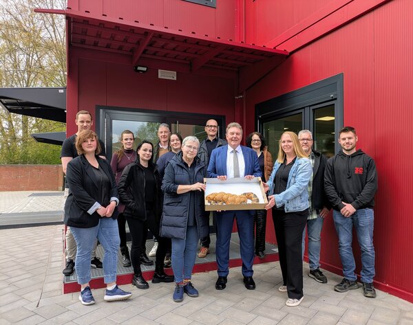 Symbolische Schl&uuml;ssel&uuml;bergabe