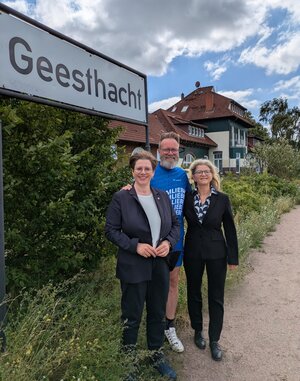 Bild vergr&ouml;&szlig;ern: Verkehrsminister Madsen am Bahnhof Geesthacht