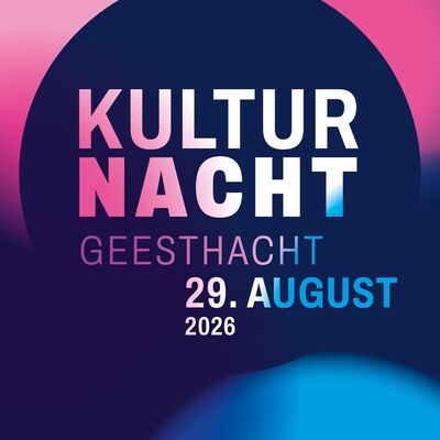 Ein Plakat k&uuml;ndigt die Kulturnacht Geesthacht am 29. August 2026 ab 15 Uhr an. Auf dunkelblauem Hintergrund mit rosa und blauen Elementen stehen die Themen Musik, Kunst und Kulinarisches.