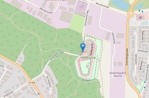 Ein Kartenausschnitt zeigt die Rennstrecke Heidbergring. Ein blauer Marker markiert eine Stelle am Fahrendorfer Weg. Die Umgebung besteht aus gr&uuml;nen Waldfl&auml;chen, einem Gewerbegebiet und angrenzenden Stra&szlig;en.