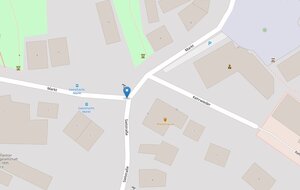 Eine Stra&szlig;enkarte zeigt eine Kreuzung in Geesthacht. Ein blauer Marker steht an der Ecke Sielstra&szlig;e und Markt. In der N&auml;he verl&auml;uft die Stra&szlig;e Kehrwieder. Ringsum sind Geb&auml;ude mit Hausnummern eingezeichnet.