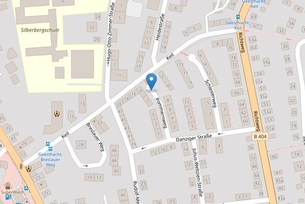 Ein Ausschnitt einer digitalen Stra&szlig;enkarte. Ein blauer Marker zeigt einen Standort an der Ecke Pommernweg und Keil. Die umliegenden Stra&szlig;en und Wohngeb&auml;ude sind mit Hausnummern dargestellt.