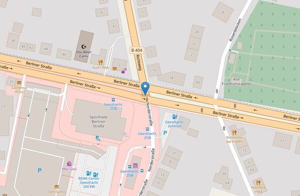 Eine Stra&szlig;enkarte von Geesthacht. Ein blauer Marker zeigt eine Kreuzung an der Berliner Stra&szlig;e und Norderstra&szlig;e. In der Umgebung befinden sich der ZOB Geesthacht und eine Sporthalle.
