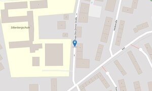 2D-Vektorkarte in Draufsicht: Ein blauer Standort-Pin markiert eine Position auf der Hugo-Otto-Zimmer-Stra&szlig;e nahe Hausnummer 1a. Zu sehen sind hellbraune Geb&auml;udegrundrisse mit Nummern, wei&szlig;e Stra&szlig;en und rechts im Bild der Verlauf der Heidestra&szlig;e.