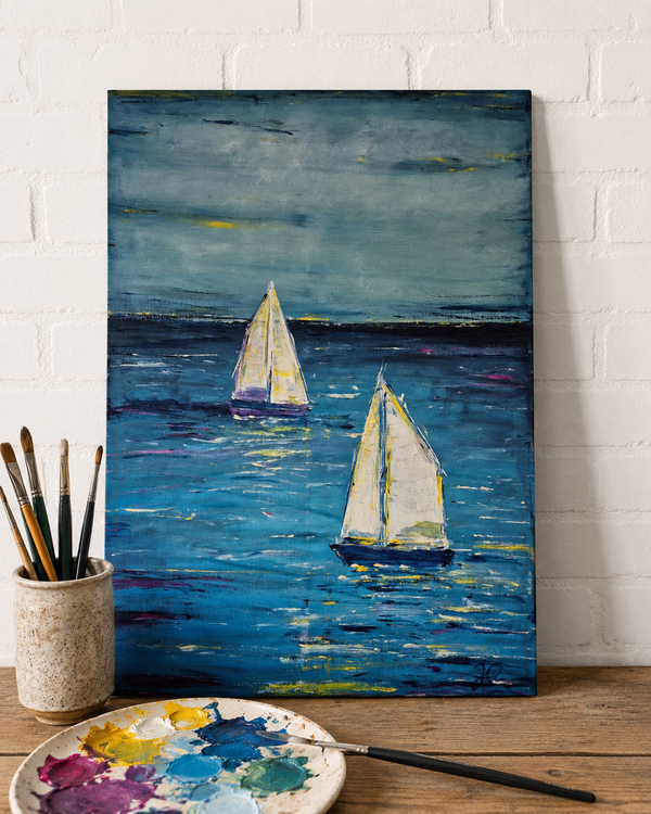 Bild vergr&ouml;&szlig;ern: Ein gemaltes Bild zeigt zwei wei&szlig;e Segelboote auf blauen Wellen unter einem grauen Himmel. Das Bild lehnt an einer wei&szlig;en Ziegelwand. Daneben steht ein Becher mit verschiedenen Malpinseln.