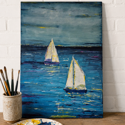Ein gemaltes Bild zeigt zwei wei&szlig;e Segelboote auf blauen Wellen unter einem grauen Himmel. Das Bild lehnt an einer wei&szlig;en Ziegelwand. Daneben steht ein Becher mit verschiedenen Malpinseln.