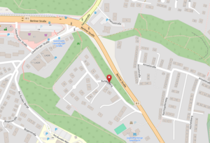 Ein Ausschnitt einer Landkarte. Ein roter Standort-Marker zeigt auf die Stra&szlig;e Runder Berg in Geesthacht. Neben der Stra&szlig;e verl&auml;uft die gro&szlig;e Berliner Stra&szlig;e. In der Umgebung liegen viele Wohngeb&auml;ude und Gr&uuml;nfl&auml;chen.