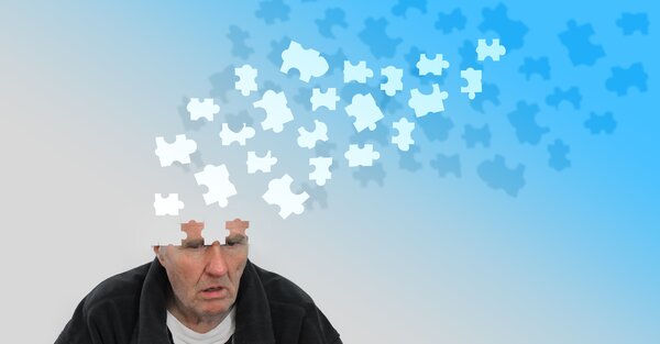 Bild vergr&ouml;&szlig;ern: Ein &auml;lterer Mann blickt besorgt nach unten. Der obere Bereich seines Kopfes l&ouml;st sich in wei&szlig;e Puzzleteile auf, die in die Luft fliegen. Das symbolisiert Ged&auml;chtnisverlust und Demenz.