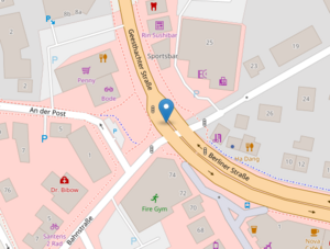 Eine Stra&szlig;enkarte zeigt die Geesthachter Stra&szlig;e und die Berliner Stra&szlig;e. Ein blauer Marker befindet sich direkt auf der Geesthachter Stra&szlig;e. In der Umgebung liegen weitere Stra&szlig;en und Gesch&auml;fte.