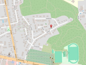 Bild vergr&ouml;&szlig;ern: Ein Landkartenausschnitt zeigt ein Wohngebiet mit mehreren Stra&szlig;en und gr&uuml;nen Waldfl&auml;chen. Ein roter Marker kennzeichnet einen Standort in der Stra&szlig;e Riesdahl.