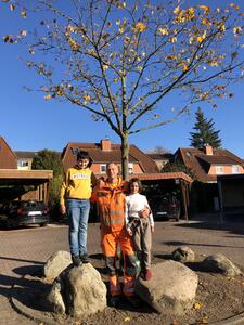 Bild vergr&ouml;&szlig;ern: Das ist ein Foto mit Dirk Pretzsch, seiner Tochter Lilli und seinem Sohn Rafael, die als Baumk&uuml;mmerer "ihren" Ahorn am Sonnentauweg genau im Blick haben.